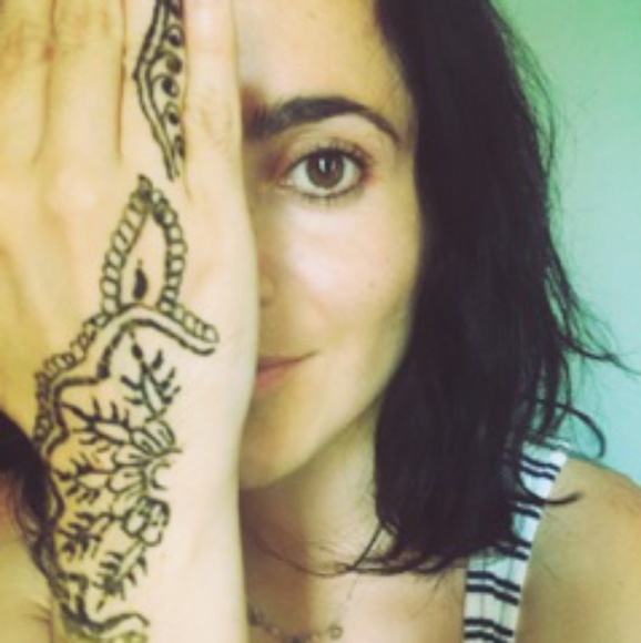 Meet your Posher, Renee - Picture 2 of 4